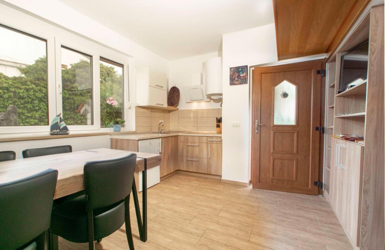 Apartmaji Pri Bosi Nogi Ізола Екстер'єр фото